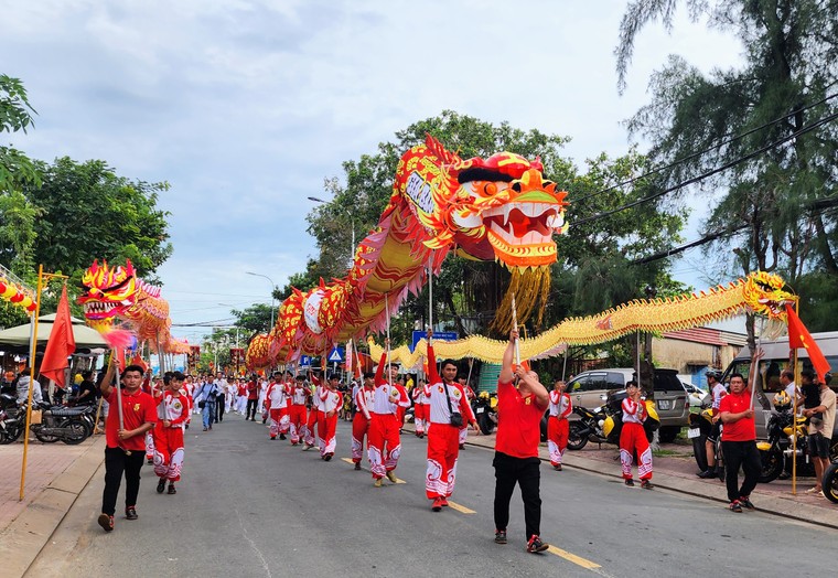 Thượng đại kỳ mở màn lễ hội Nghinh Ông Cần Giờ năm 2025 ảnh 1
