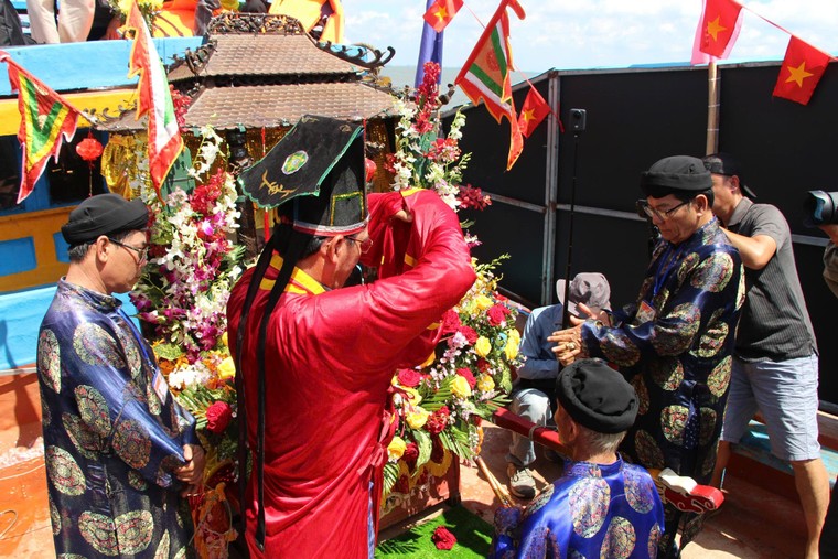 Lễ cúng Ông: Nghi thức quan trọng nhất của Lễ hội Nghinh Ông Cần Giờ 2025 ảnh 7