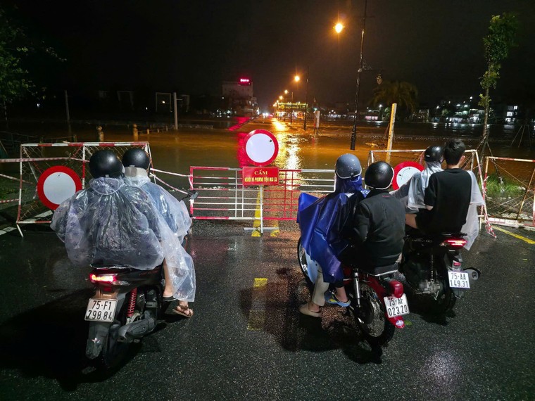 Huế ngập sâu, Đà Nẵng sạt lở, hàng ngàn người bị cô lập ảnh 1