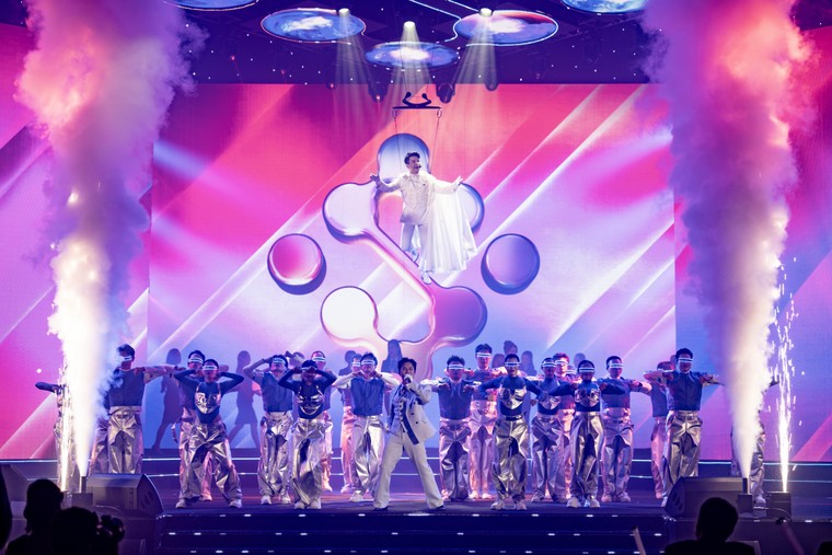 Chủ tịch ngân hàng trẻ nhất Việt Nam hát cực cháy về hành trình 30 năm “vươn mình” của KienlongBank ảnh 1