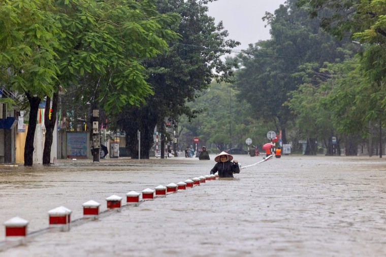 Huế chìm trong biển nước sau ngày mưa kỷ lục ảnh 4