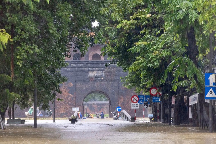 Huế chìm trong biển nước sau ngày mưa kỷ lục ảnh 3