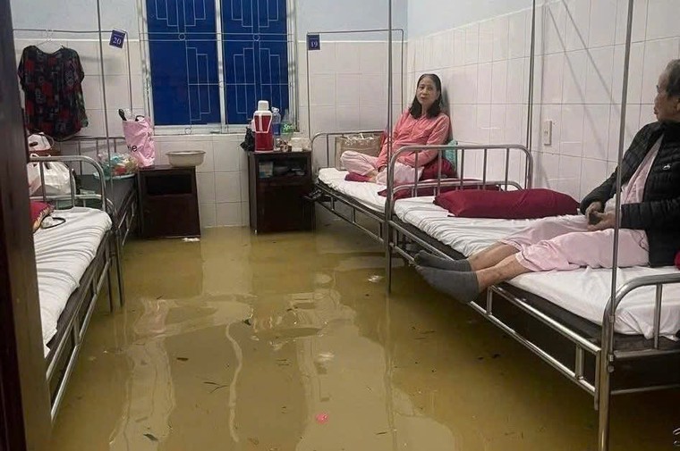 Huế chìm trong biển nước sau ngày mưa kỷ lục ảnh 9