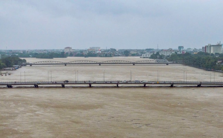 Huế chìm trong biển nước sau ngày mưa kỷ lục ảnh 10