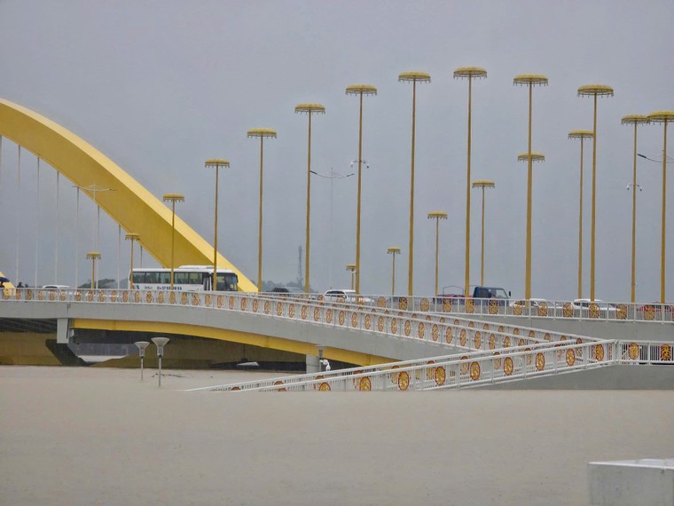 Huế chìm trong biển nước sau ngày mưa kỷ lục ảnh 12