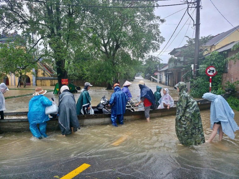Huế chìm trong biển nước sau ngày mưa kỷ lục ảnh 8