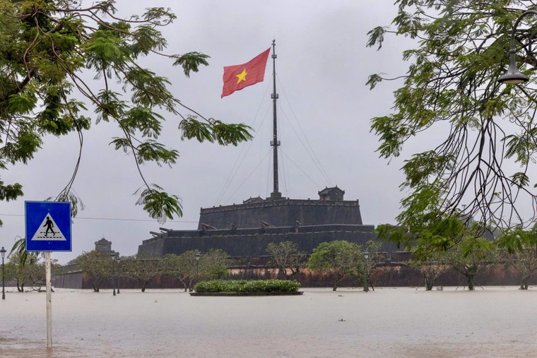 Huế chìm trong biển nước sau ngày mưa kỷ lục ảnh 11