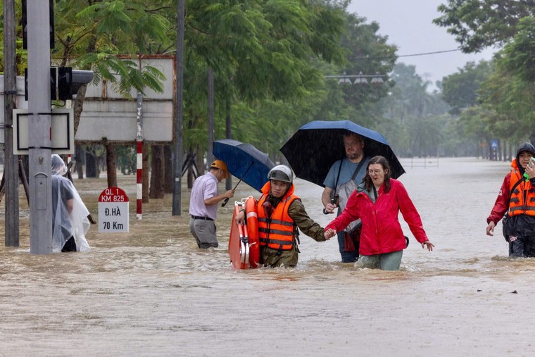 Huế chìm trong biển nước sau ngày mưa kỷ lục ảnh 7