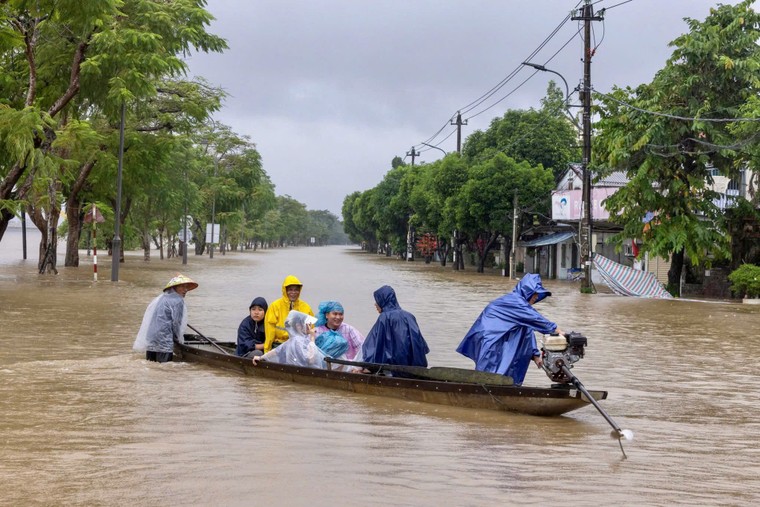 Huế chìm trong biển nước sau ngày mưa kỷ lục ảnh 6