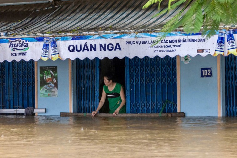 Huế chìm trong biển nước sau ngày mưa kỷ lục ảnh 5