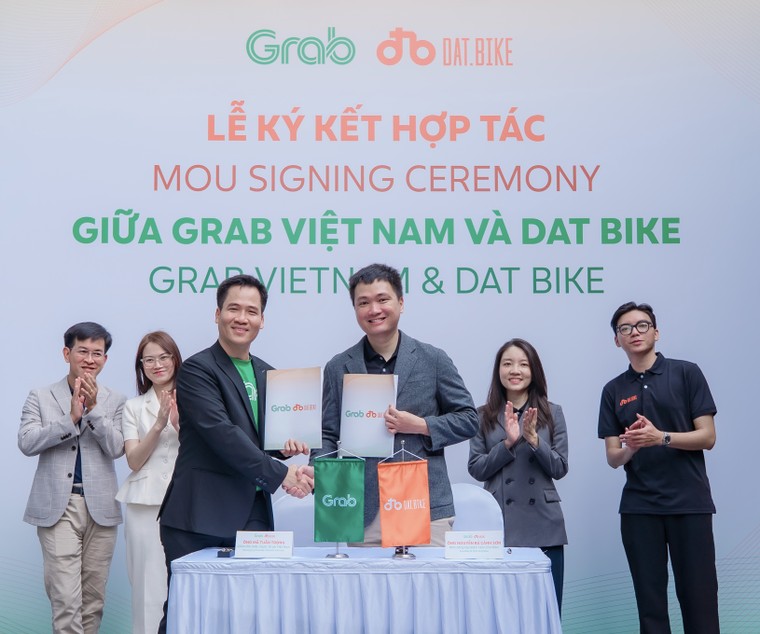 Grab bắt tay Dat Bike, tạo điều kiện cho tài xế công nghệ chuyển đổi xanh ảnh 1