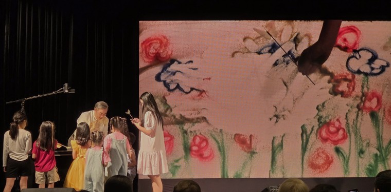 Nghệ sĩ Trí Đức đem tranh cát đến Festival sân khấu thiếu nhi quốc tế Neapolis 2025 ảnh 1