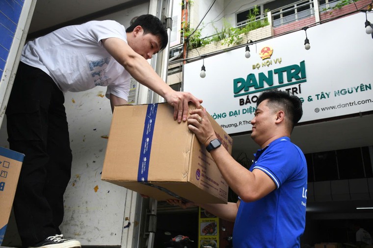 4 tấn thuốc và vật tư y tế cho người dân vùng lũ Miền Trung kịp thời từ Long Châu ảnh 4