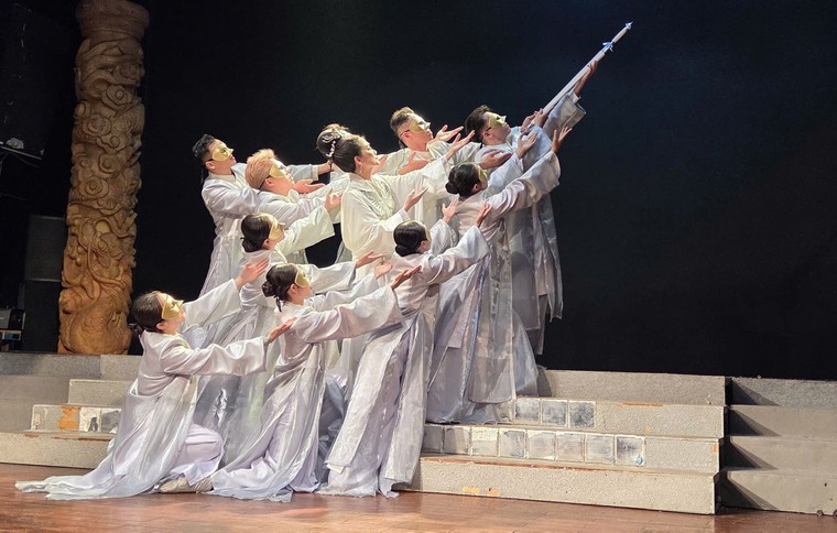 “Hoàng hậu của hai vua” trở lại ảnh 1