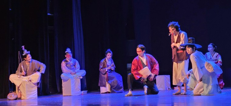 Romeo Hàn và Juliet Việt kể chuyện tình thời hiện đại ảnh 2