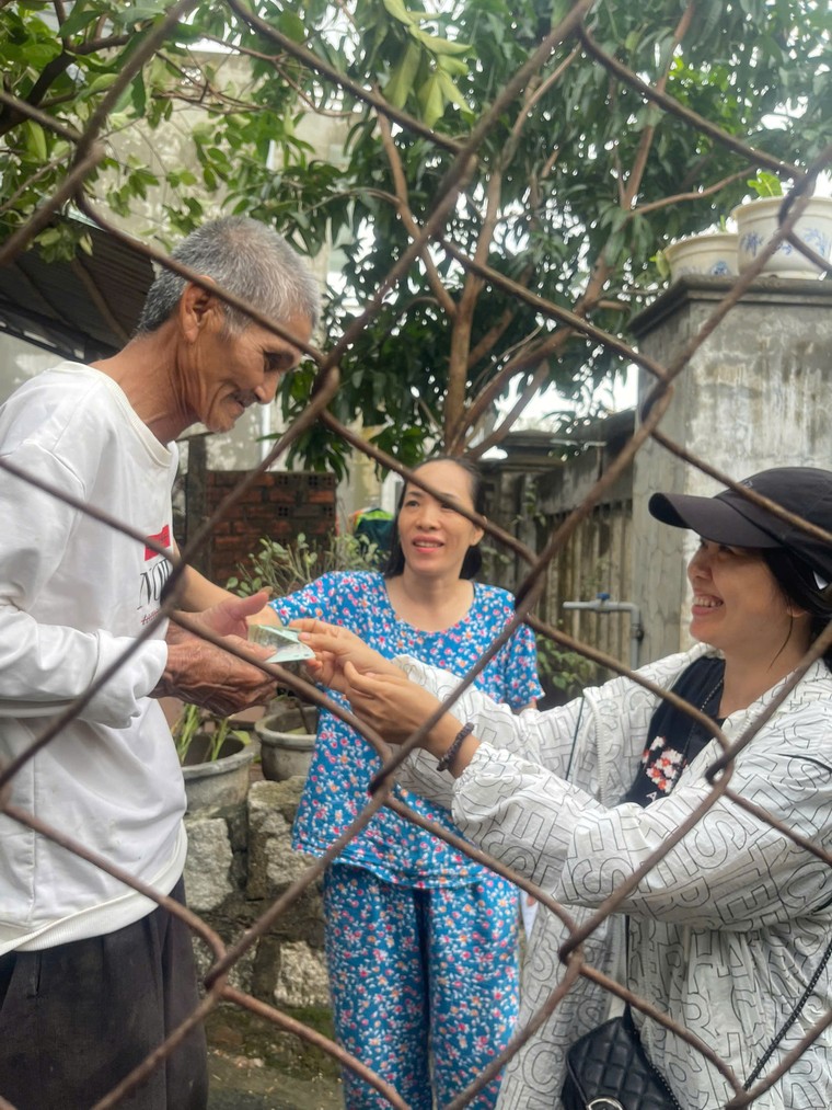 Vùng lũ Phú Yên: Phơi lúa trong mưa ảnh 3