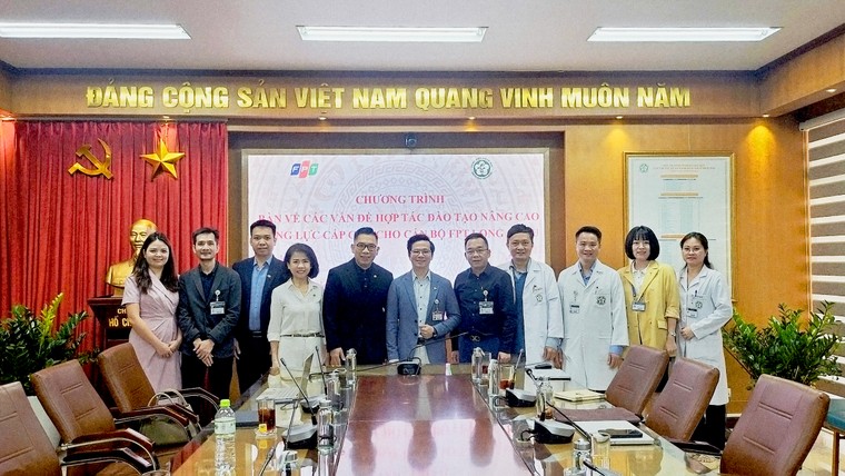 Bệnh viện Bạch Mai thúc đẩy hợp tác về đào tạo nâng cao năng lực cấp cứu cho cán bộ Long Châu ảnh 1