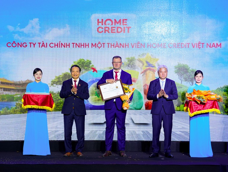 Home Credit xuất sắc lọt Top 10 Doanh nghiệp Bền vững tiêu biểu thuộc lĩnh vực Thương mại - Dịch vụ ảnh 1