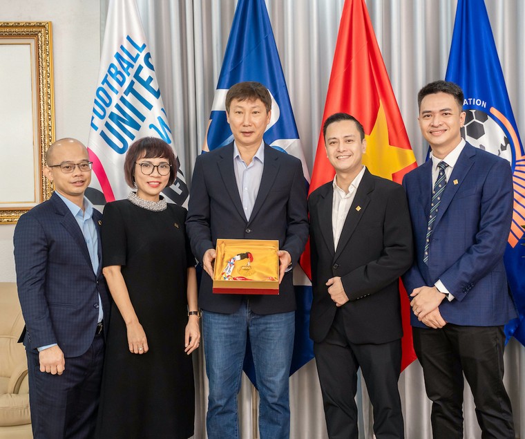  HLV Kim Sang Sik nhận huy chương làm từ 33 chỉ vàng 24K ảnh 4