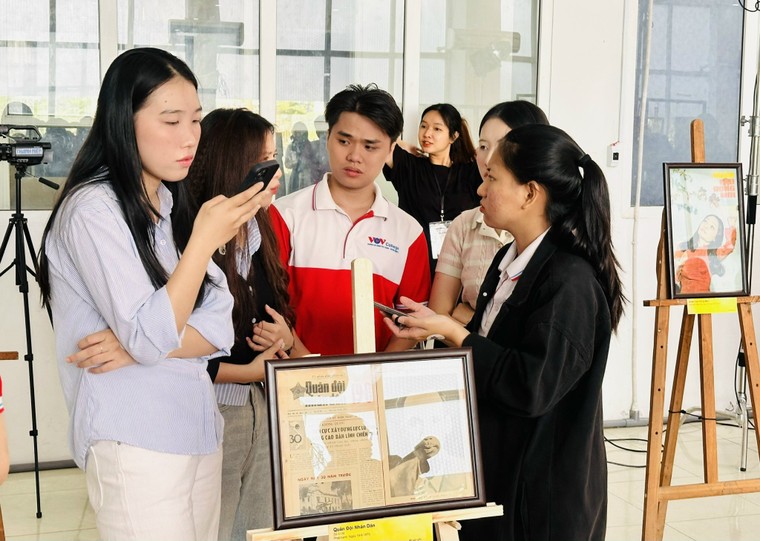 Sắc báo Xuân 2026: Gen Z thích báo in trong thời đại số ảnh 2