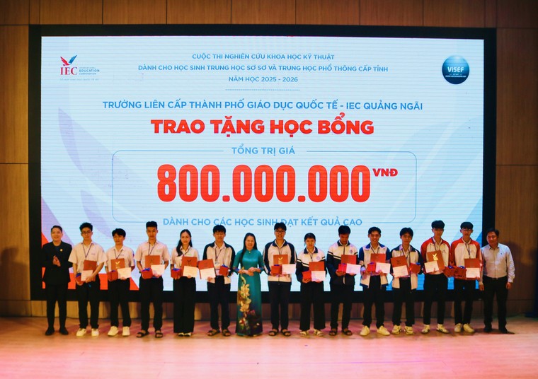 Trường IEC Quảng Ngãi trao học bổng cho học sinh đoạt giải nghiên cứu khoa học kỹ thuật ảnh 1