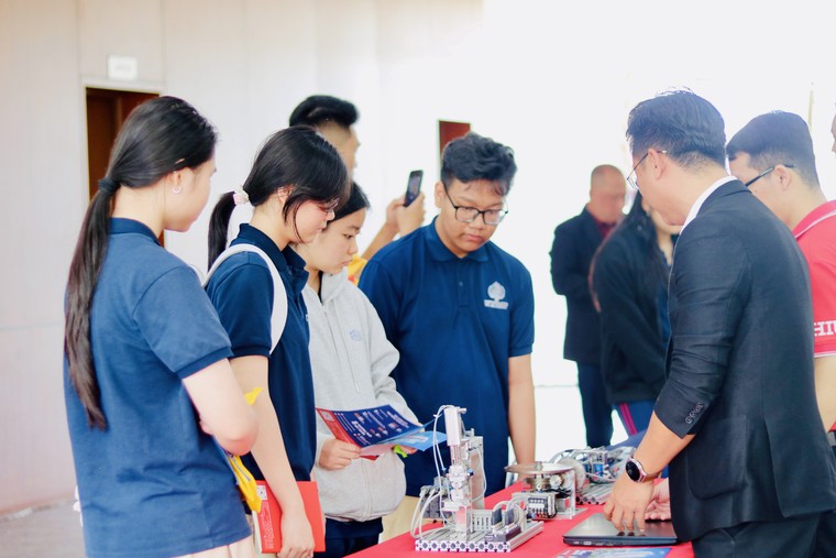 Trường IEC Quảng Ngãi trao học bổng cho học sinh đoạt giải nghiên cứu khoa học kỹ thuật ảnh 3