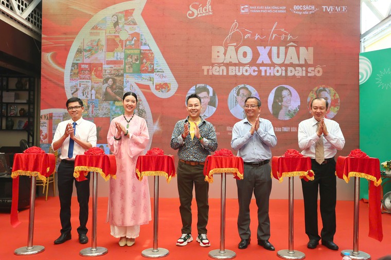 Triển lãm “Báo Xuân tiến bước thời đại số” ảnh 1