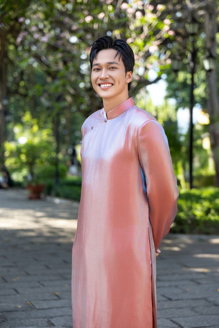 Áo dài nam, nét đẹp truyền thống trong đời sống hiện đại ảnh 1