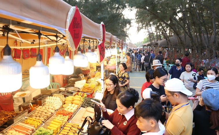 Vinhomes Green Paradise đưa cây mai cổ 150 tuổi về Lễ hội Xuân Cần Giờ ảnh 7