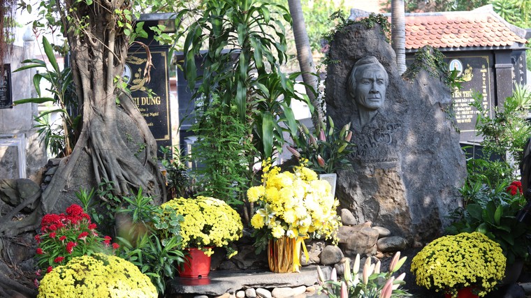 Danh ca Khánh Ly viếng mộ nhạc sĩ Trịnh Công Sơn: “Yêu anh mãi mãi” ảnh 1