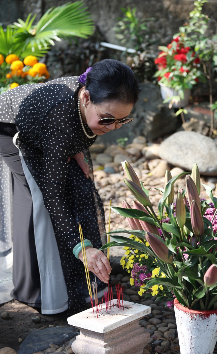 Danh ca Khánh Ly viếng mộ nhạc sĩ Trịnh Công Sơn: “Yêu anh mãi mãi” ảnh 3