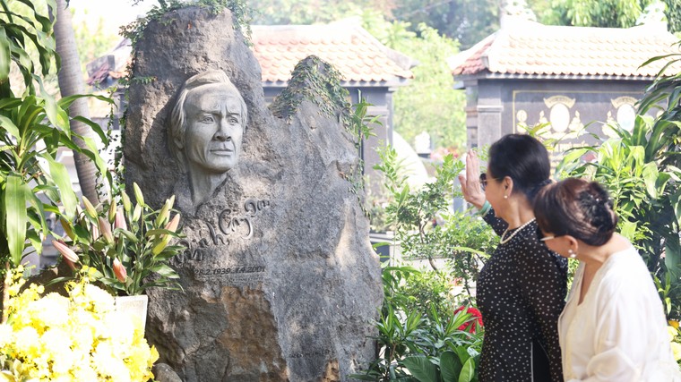 Danh ca Khánh Ly viếng mộ nhạc sĩ Trịnh Công Sơn: “Yêu anh mãi mãi” ảnh 2