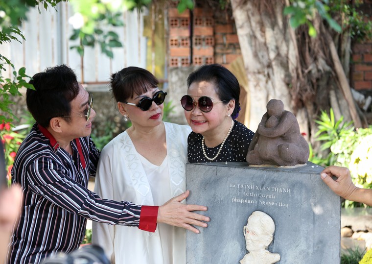 Danh ca Khánh Ly viếng mộ nhạc sĩ Trịnh Công Sơn: “Yêu anh mãi mãi” ảnh 4