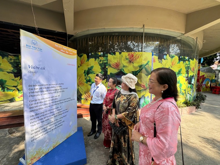 Rộn ràng khai hội thơ Nguyên tiêu tại TPHCM ảnh 3