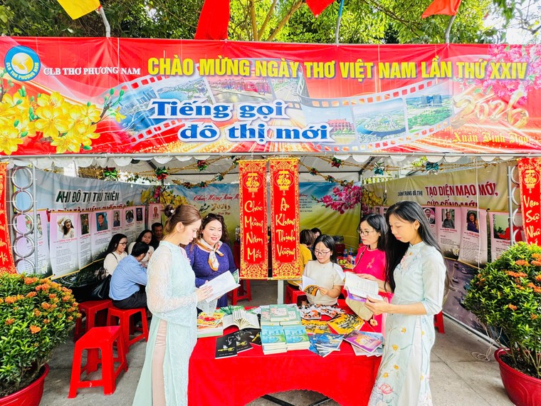 Rộn ràng khai hội thơ Nguyên tiêu tại TPHCM ảnh 2