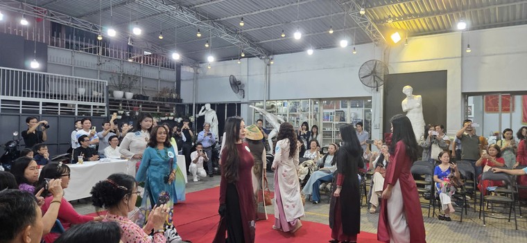 122 nữ họa sĩ ở TPHCM mừng 8/3 trong “Sắc xuân màu nhớ” ảnh 1