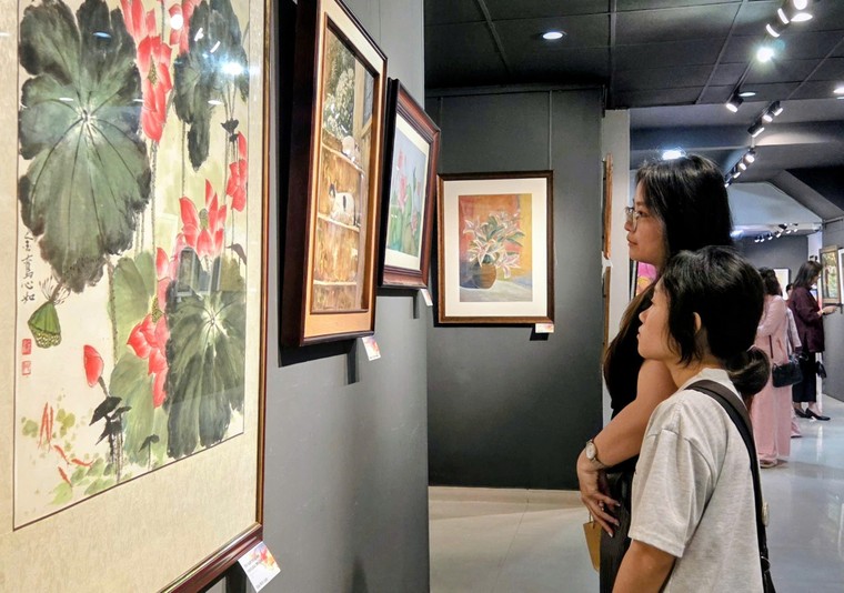 122 nữ họa sĩ ở TPHCM mừng 8/3 trong “Sắc xuân màu nhớ” ảnh 2