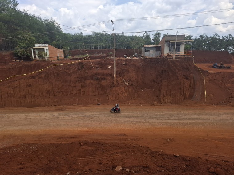 Hạ cốt nền khiến nhà dân cheo leo: Chuẩn bị khởi công trước khi có… kết quả lựa chọn nhà thầu? ảnh 1