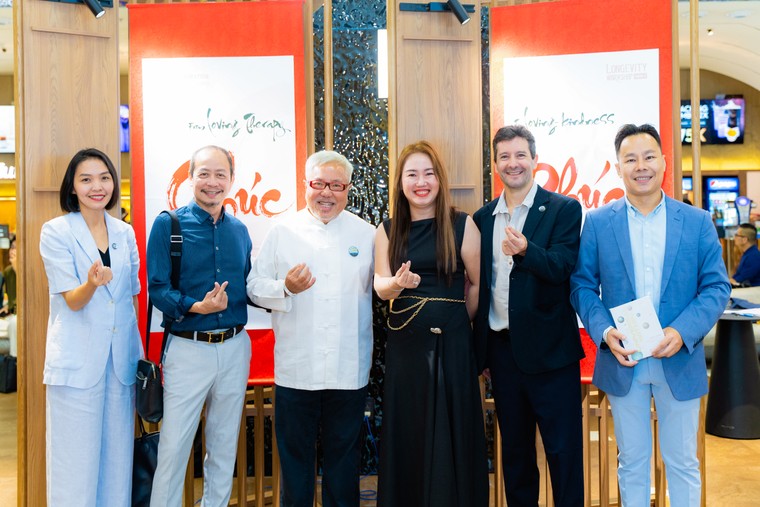 Tám nhân vật có uy tín chia sẻ bí quyết sống trong thời AI ảnh 2