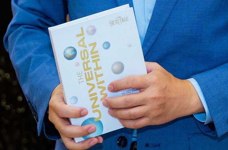 Tám nhân vật có uy tín chia sẻ bí quyết sống trong thời AI ảnh 1