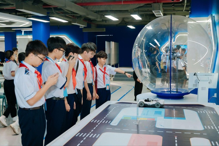 Học sinh thành phố hào hứng trải nghiệm khoa học – công nghệ tại STEM TOWN trong Hành trình “Em yêu Thành phố của em” 2026 ảnh 1