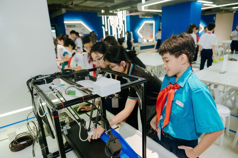 Học sinh thành phố hào hứng trải nghiệm khoa học – công nghệ tại STEM TOWN trong Hành trình “Em yêu Thành phố của em” 2026 ảnh 3
