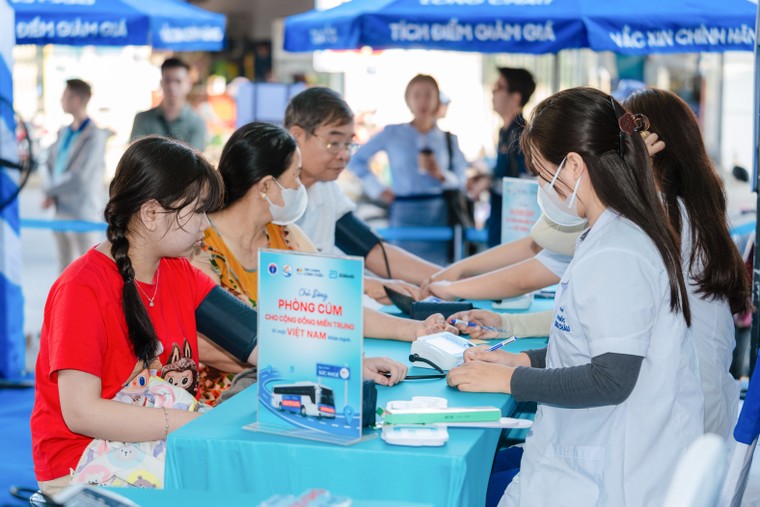 Chuỗi chương trình tiêm phòng cúm miễn phí quy mô tại miền Trung: Hàng ngàn liều vắc xin từ vì sức khỏe cộng đồng ảnh 2