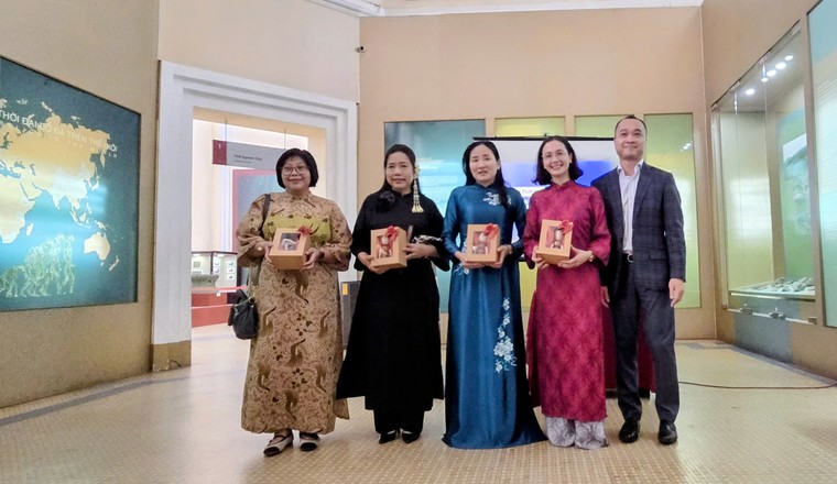 TPHCM: các nữ tổng lãnh sự, phu nhân tổng lãnh sự… đi xem rối nước ảnh 2