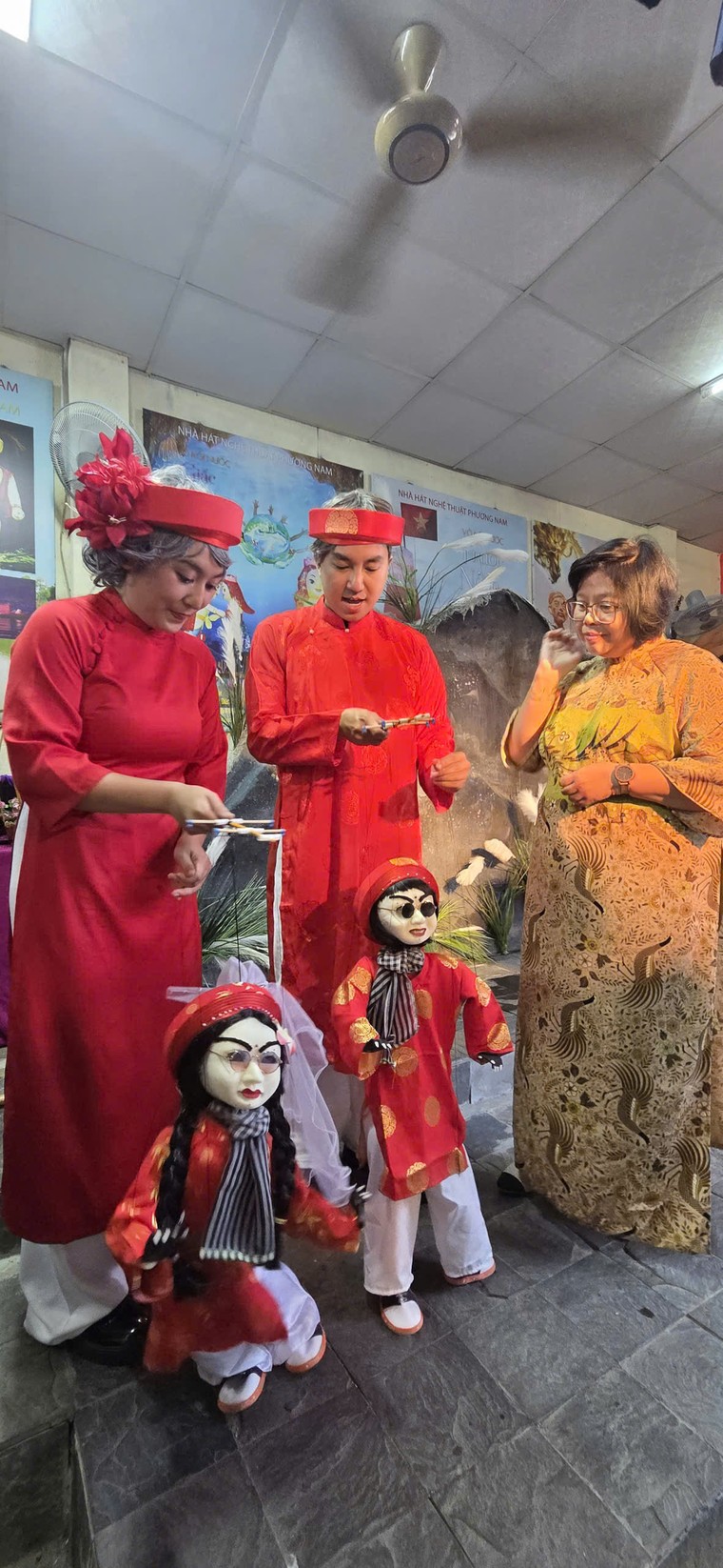 TPHCM: các nữ tổng lãnh sự, phu nhân tổng lãnh sự… đi xem rối nước ảnh 3