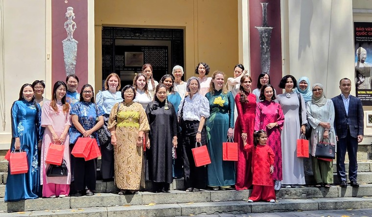 TPHCM: các nữ tổng lãnh sự, phu nhân tổng lãnh sự… đi xem rối nước ảnh 1