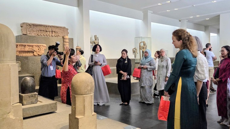 TPHCM: các nữ tổng lãnh sự, phu nhân tổng lãnh sự… đi xem rối nước ảnh 4