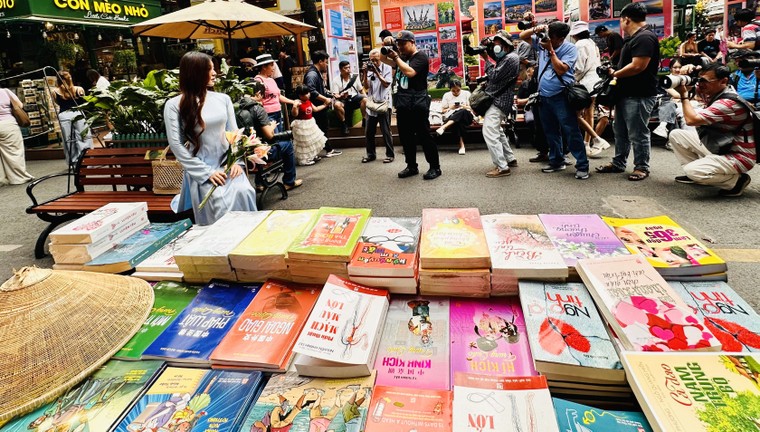 Đường sách TPHCM: doanh thu “cao nhất lịch sử” nhưng sách bán ra giảm ảnh 2