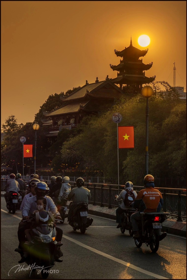 Đội nắng săn “trứng muối” rực rỡ ở Sài Gòn ảnh 3