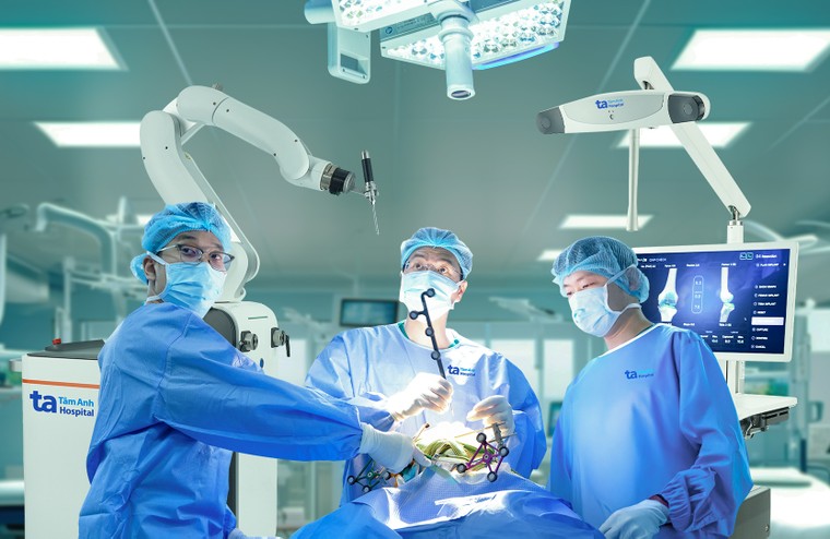 Việt Nam lần đầu có Robot AI thay khớp “siêu thao tác” chuẩn xác ảnh 1